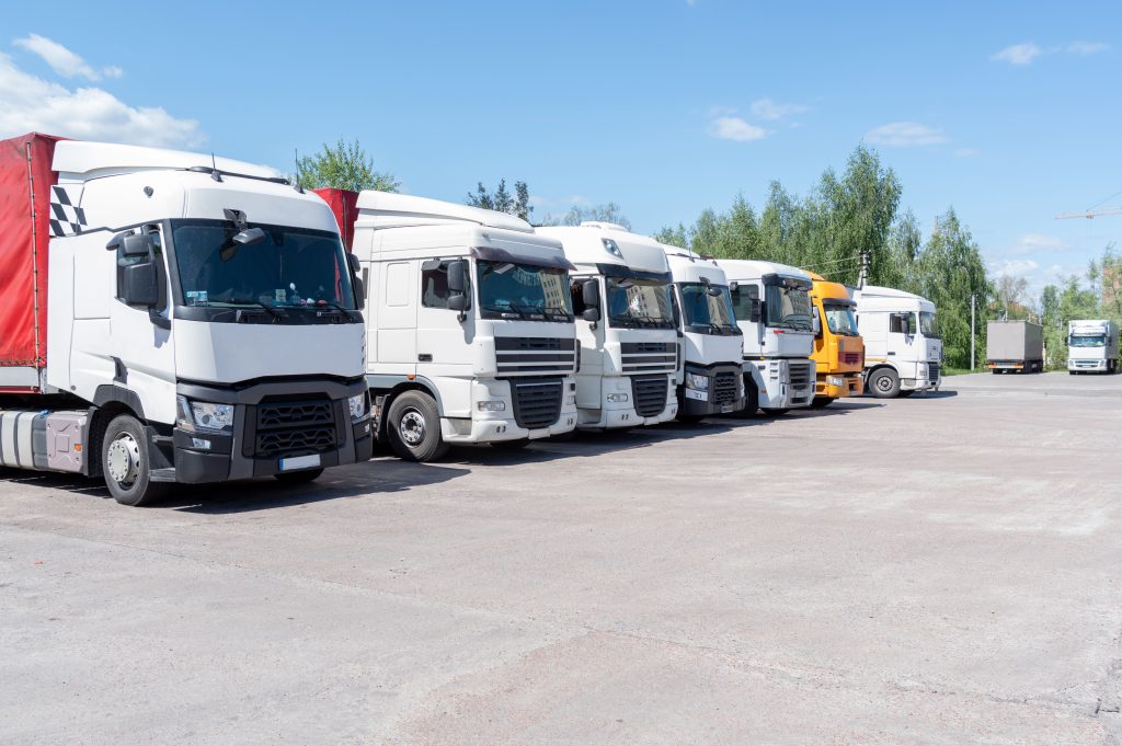 Fila de camiones estacionados en un centro logístico listos para el proceso de Cross Docking.